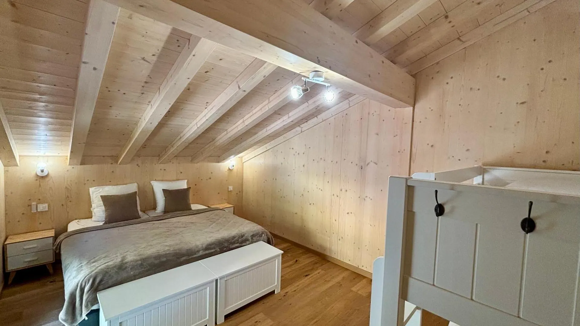 Chalet Des Freinets : Proche Centre De Chatel Et Au Calme